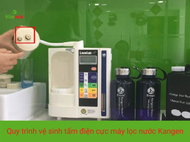 Chú ý lắp đúng chân lõi lọc vào máy