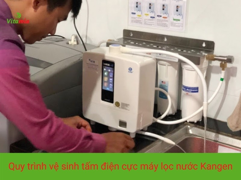 Xả nước để đẩy hết chất cặn bẩn ra ngoài kết thúc quá trình vệ sinh tấm điện giải