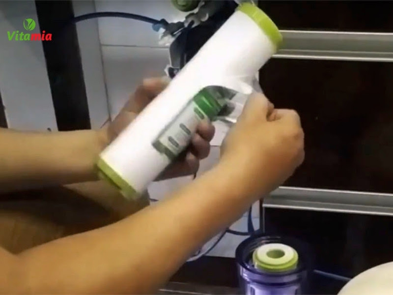 Lắp ống đựng lõi lọc vào máy và cho vận hành bình thường